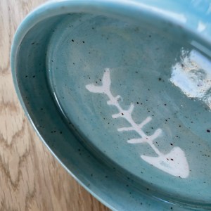 Katteskål i keramik (blå med hvid)
