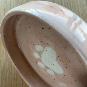 Katteskål i keramik (lyserød med hvid)