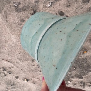 Katteskål på fod i keramik (aquamarine)